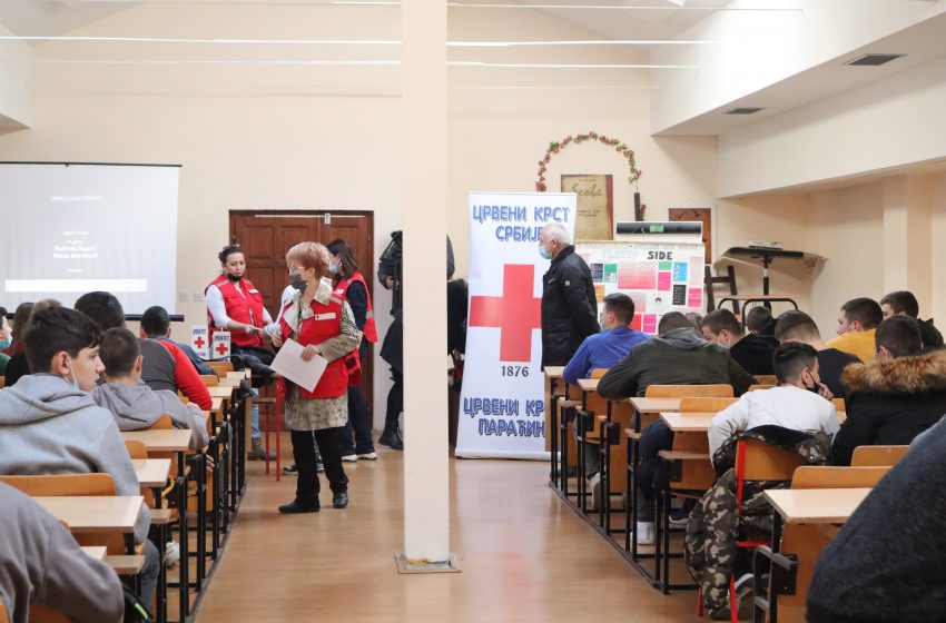  Aktivnostima u paraćinskim srednjim školama Crveni krst obeležio Svetski dan borbe protiv HIV-a