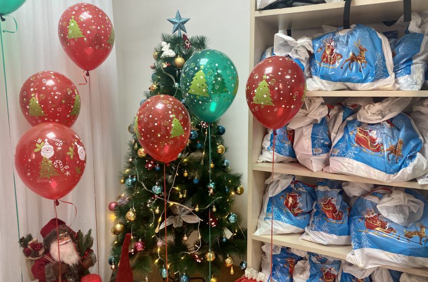  UG Dečija sreća podelilo Božićne paketiće
