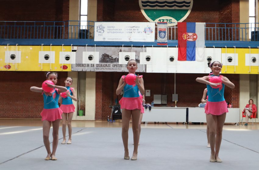  Paraćinske gimnastičarke godišnju priredbu posvetile sugrađaninu koji se bori sa opakom bolešću