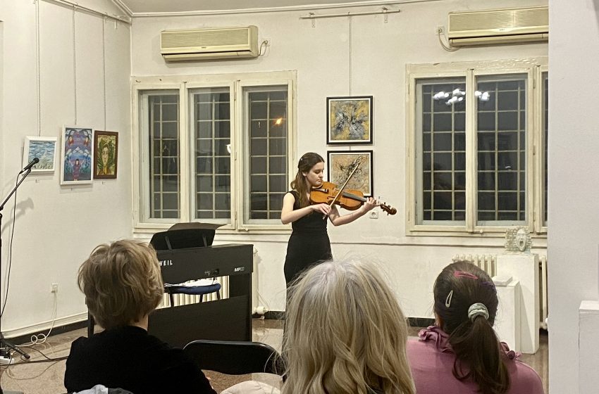  Učenice viole ćuprijske Škole za muzičke talente održale koncert u paraćinskom Kulturnom centru