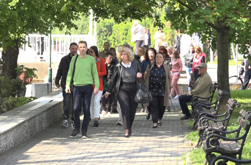  Prosvetari u Paraćinu odali počast žrtvama napada u školi na Vračaru i održali protest kod spomenika Branku Krsmanoviću