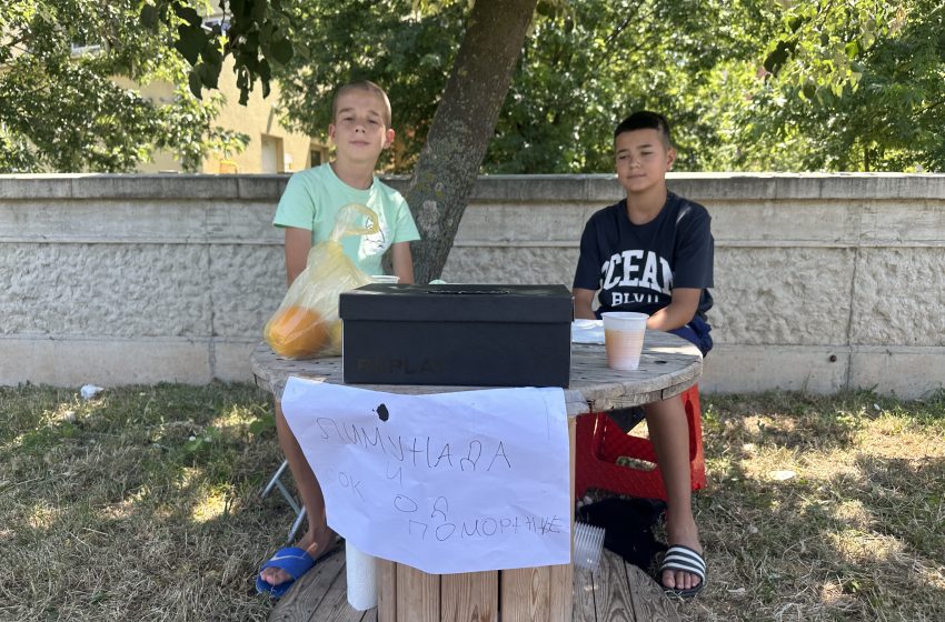  MLADI PARAĆINCI ZA PRIMER – Vukašin i Stefan prodaju prirodne sokove i izdvajaju novac u humanitarne svrhe