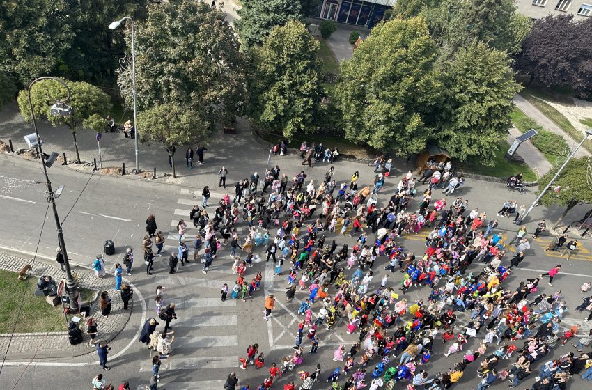  ZAŠARENIO SE PARAĆIN – u centru grada održan maskenbal za kraj Dečije nedelje