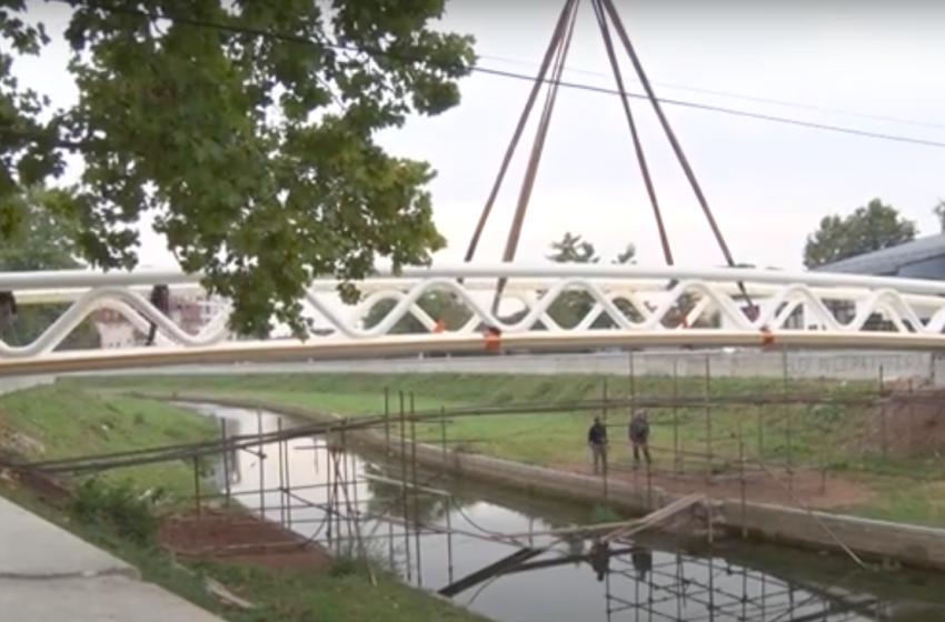  Postavljen i četvrti pešački most na Crnici, biće u funkciji za oko mesec dana