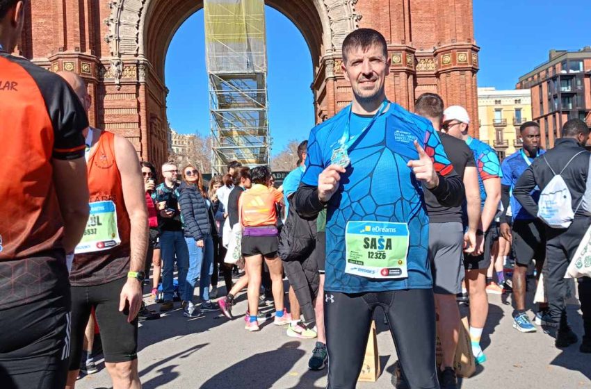  Paraćinac Saša Petrović istrčani polumaraton u Barseloni posvetio predstojećem Danu državnosti Srbije