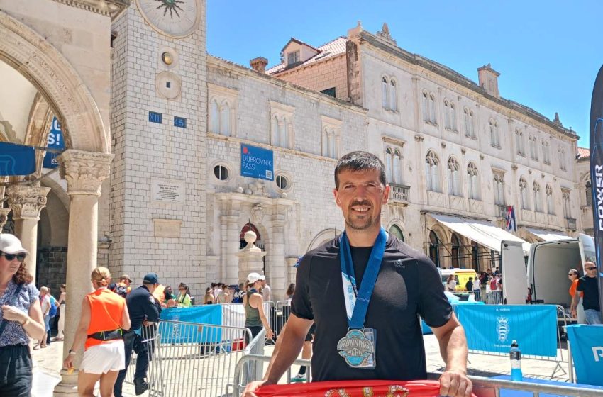  Paraćinac Saša Petrović istrčani polumaraton u Dubrovniku posvetio predstojećim Uskršnjim praznicima